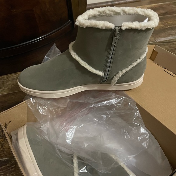 NWT Clarks Cloudsteppers Faux Fur Ankle Boots Olive Taupe Size 10M - Picture 2 of 5